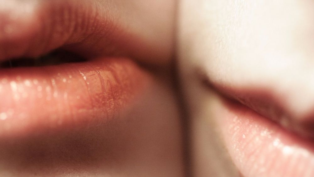 Почему появляются родинки на губах и как они удаляются