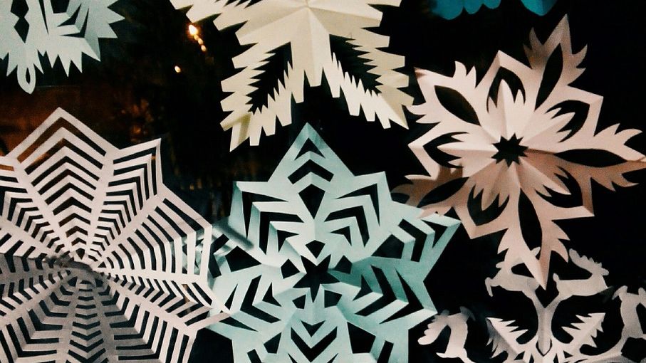 7 способов вырезать красивую снежинку из бумаги: схемы, видео