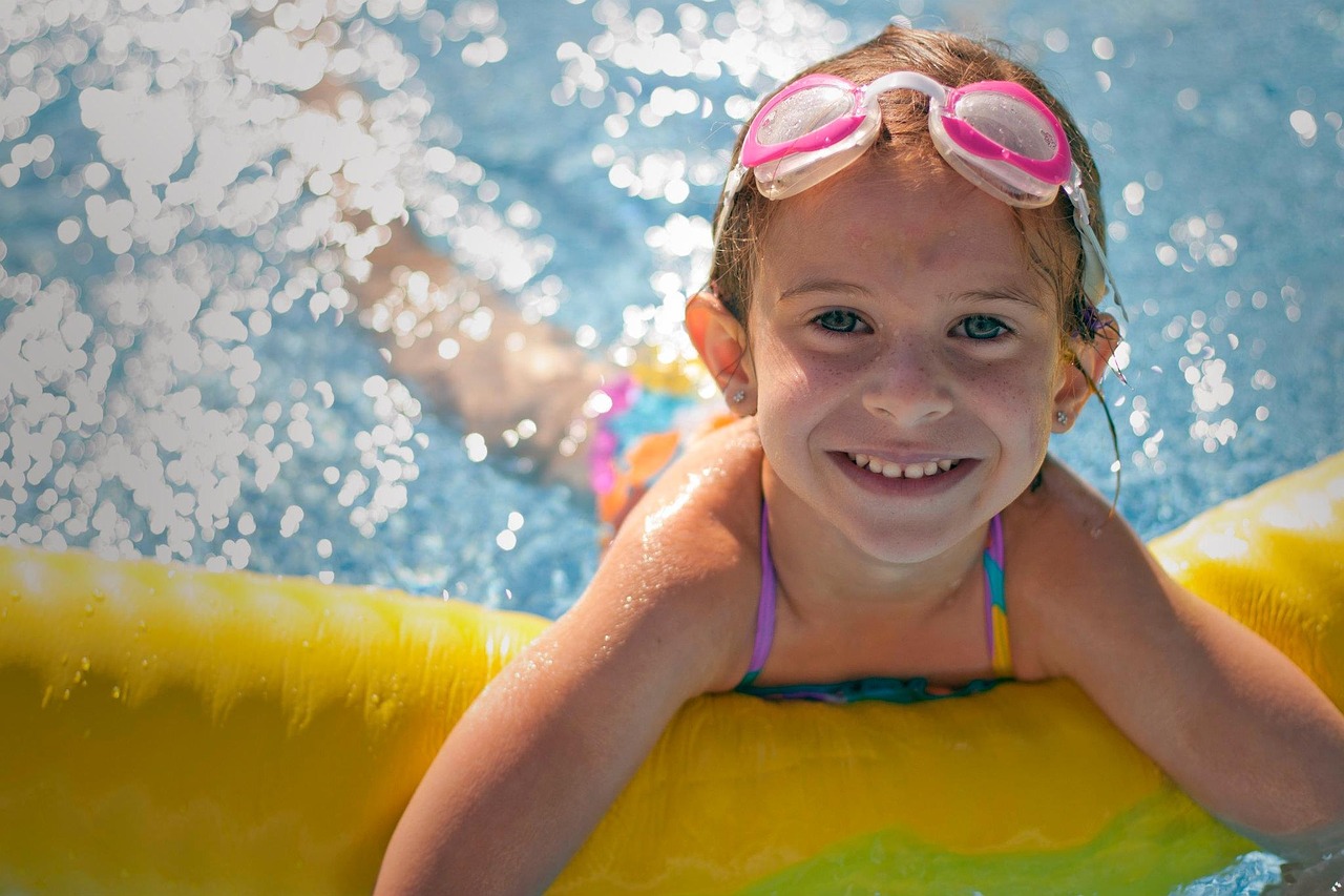 Как научить ребенка плавать: правильно и быстро