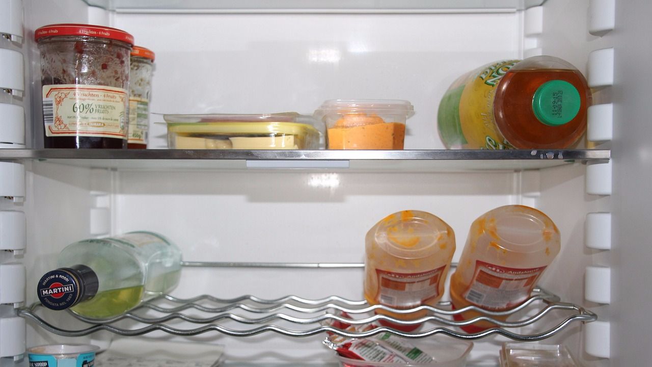 Быстро избавляемся от неприятного запаха в холодильнике