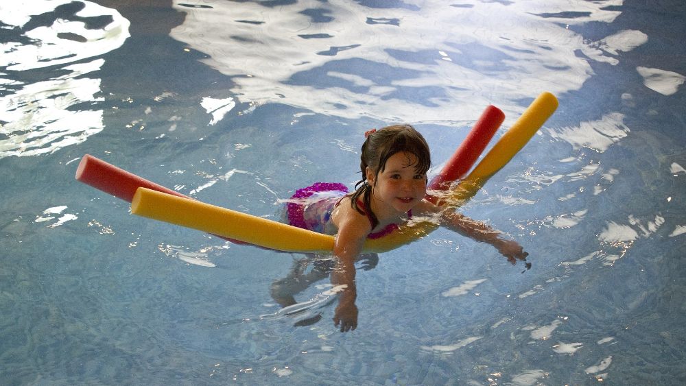 Как научить ребенка плавать правильно и быстро