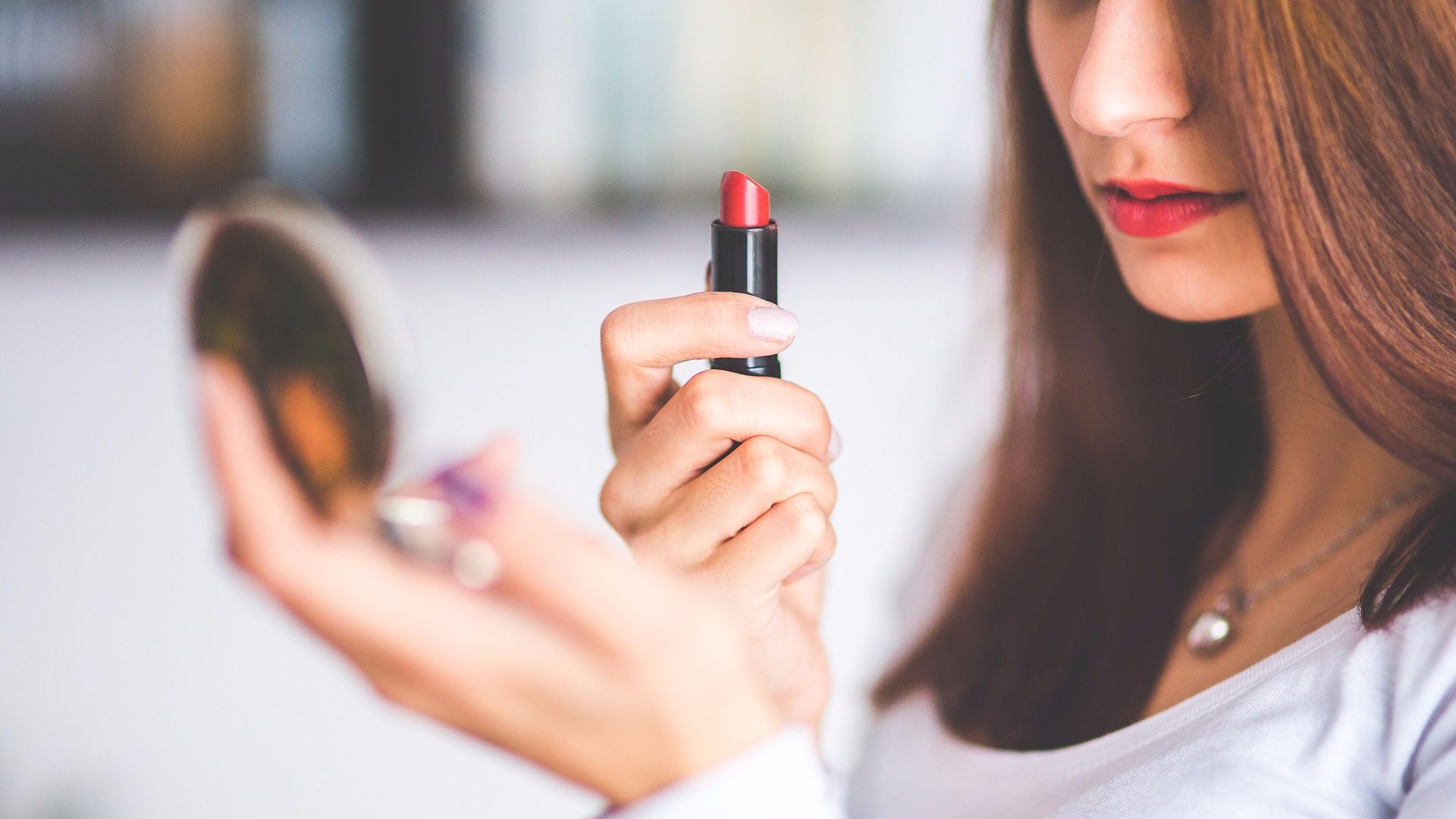 Как улучшить контур губ с помощью макияжа