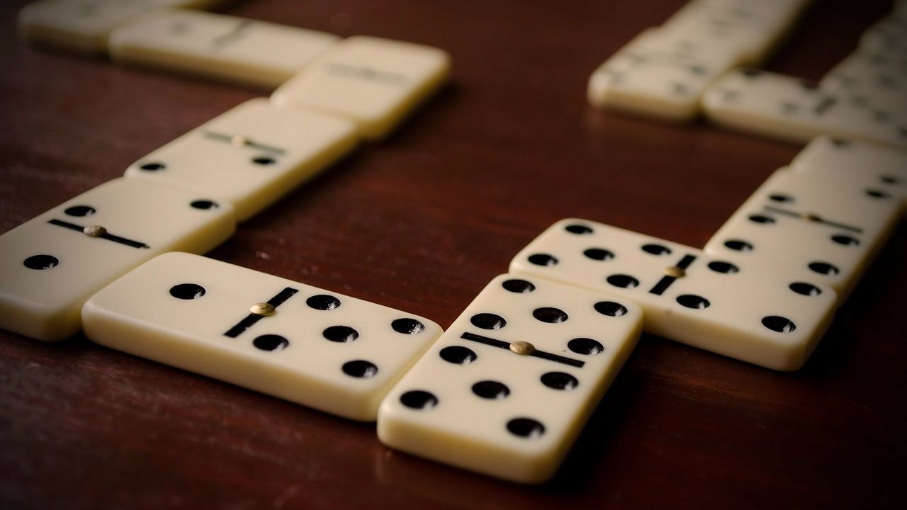 Как играть в домино: правила, советы и секреты