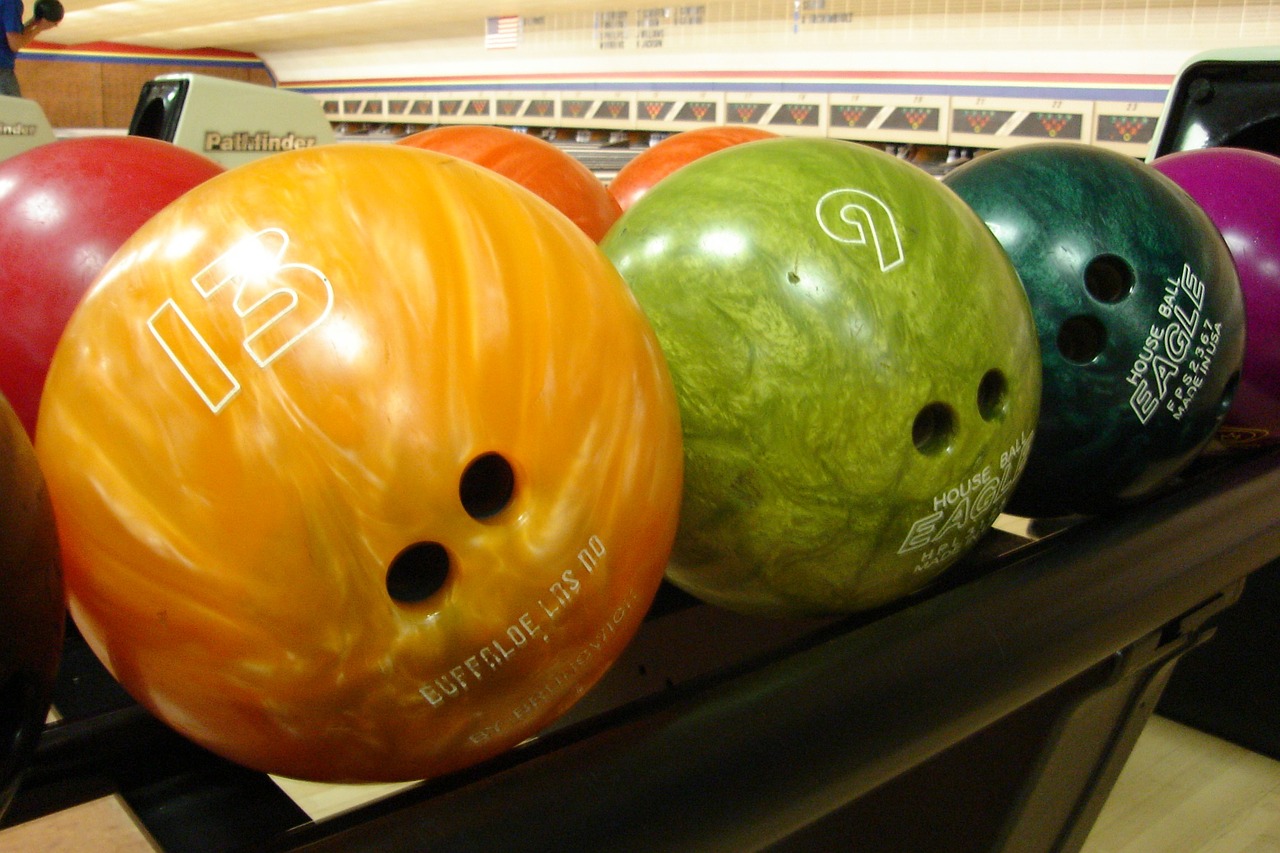 bowling-balls-658385_1280