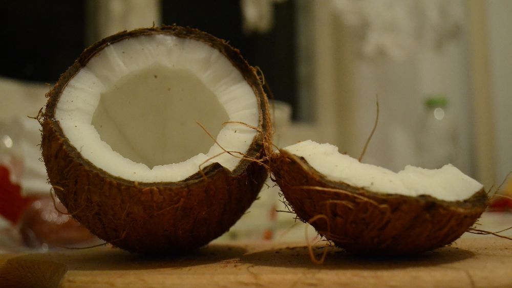 Как использовать кокосовое масло для тела и волос