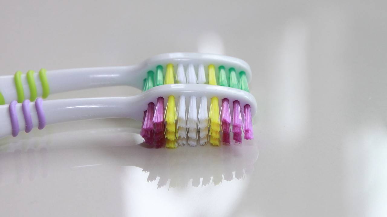 Как чистить зубы без зубной пасты: народные средства