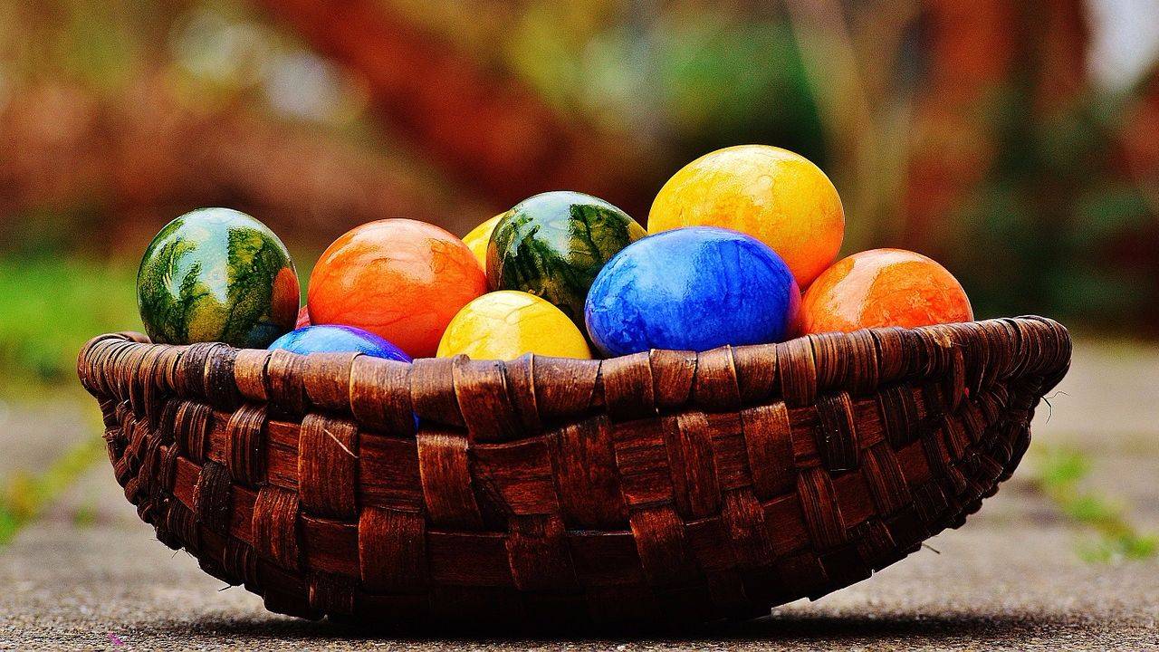 Как красиво покрасить мраморные яйца на Пасху
