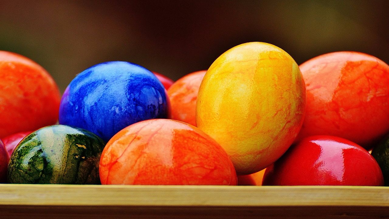 Как красиво покрасить пасхальные яйца: 5 вариантов