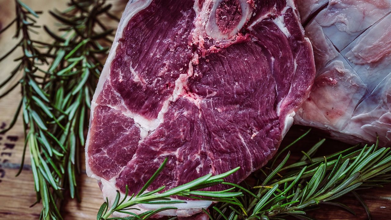 Как быстро разморозить мясо, и сколько его можно хранить в холодильнике