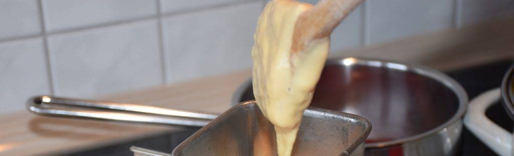 Готовим крем с начинкой и формируем булочки