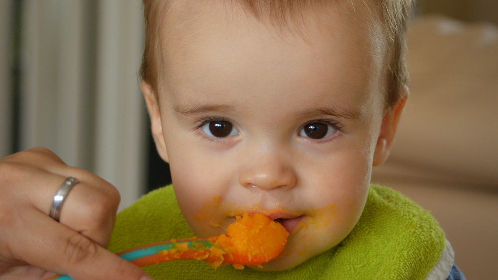 9 правил, как научить ребенка кушать ложкой