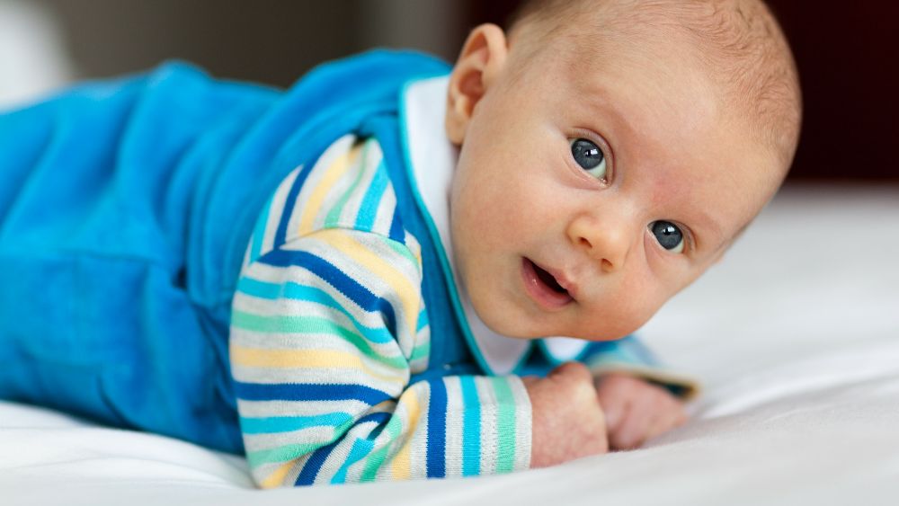 Как научить ребенка держать голову в первые месяцы жизни