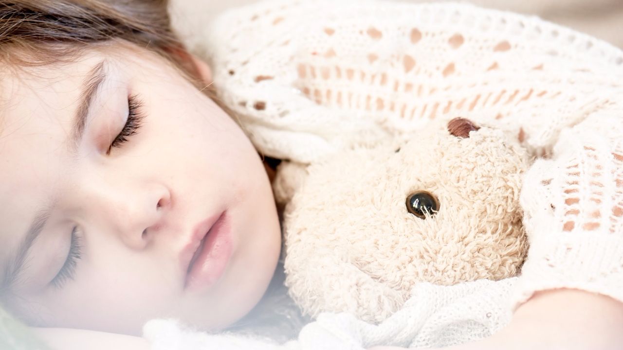 Детская бессонница: причины, симптомы и лечение