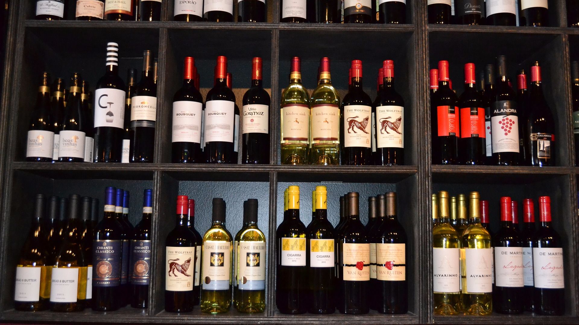 Советы сомелье: как купить хорошее вино и с чем его подавать