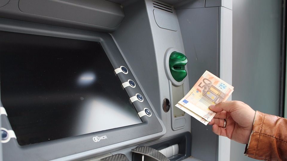Как действовать, если банкомат “зажевал” деньги