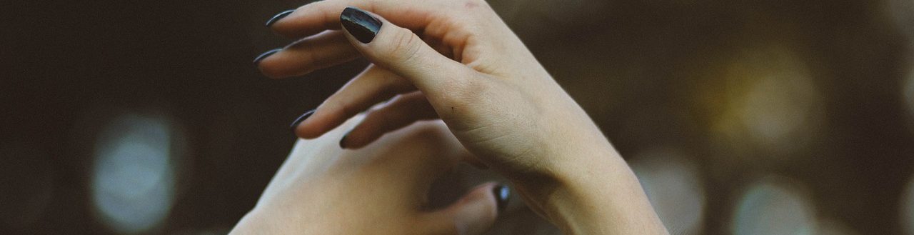 Грибок на ногтях рук: причины, симптомы, как лечить