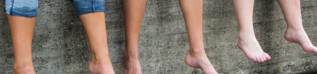 Почему лопаются сосуды на ногах, и как их лечить