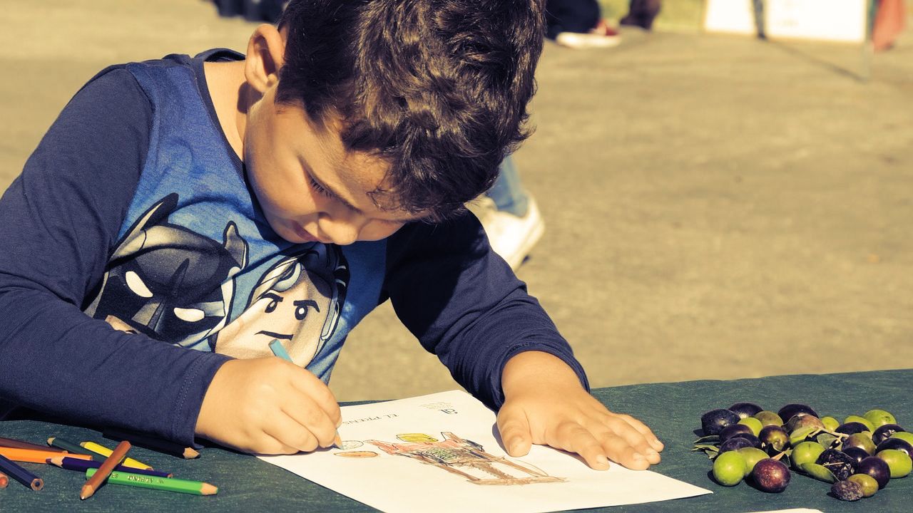 Как научить ребенка рисовать, и одновременно привить к этому интерес