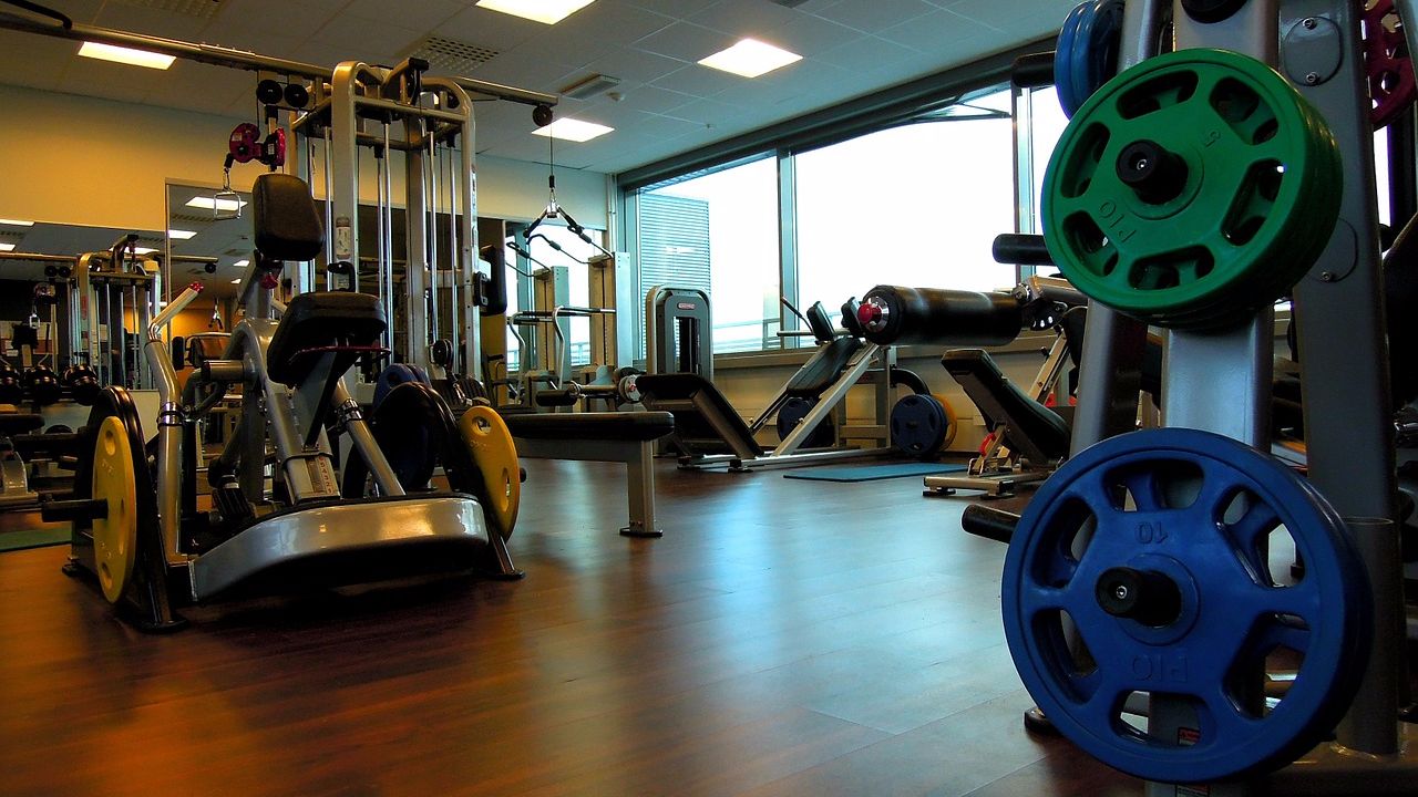 7 опасных упражнений в спортзале, которые лучше “обойти стороной”