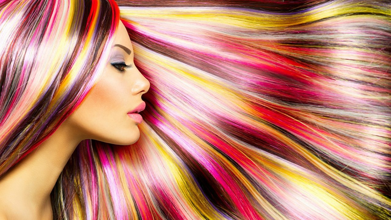 Как без парикмахера покрасить кончики волос в яркий цвет
