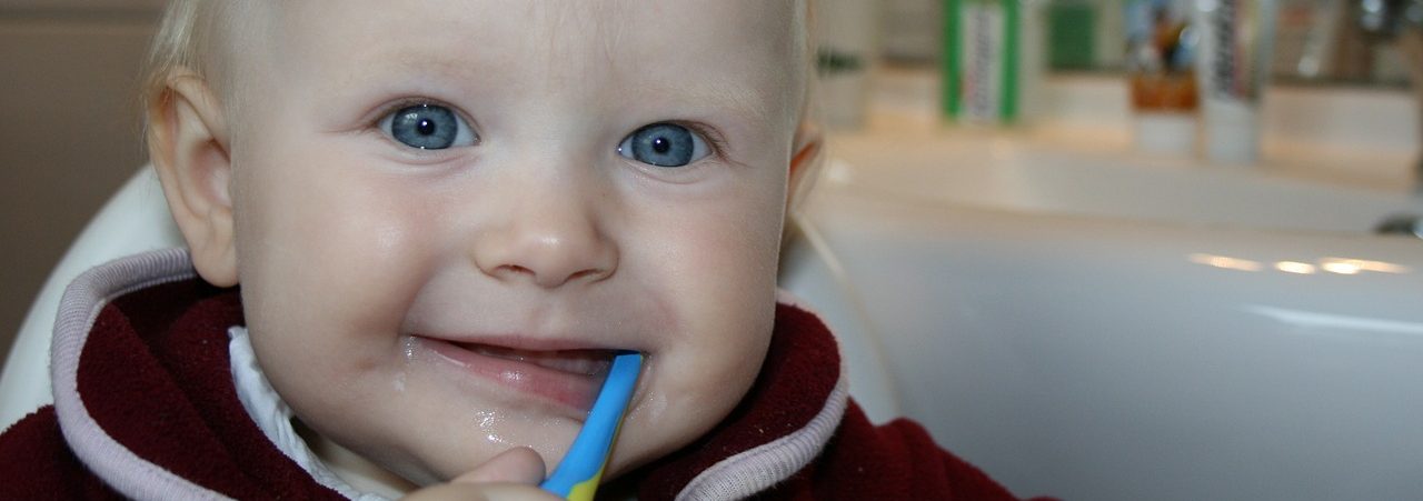 чистка зубов малыш ребенок