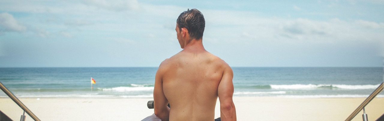 Прыщи на спине у мужчины: откуда появляются и как их лечить