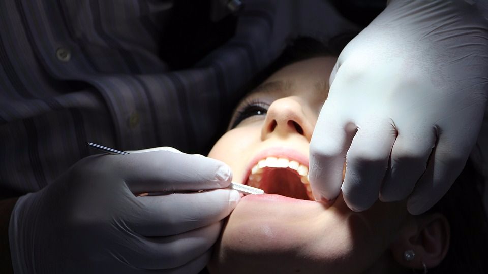 Что нужно знать о зубных пломбах: какой материал качественнее