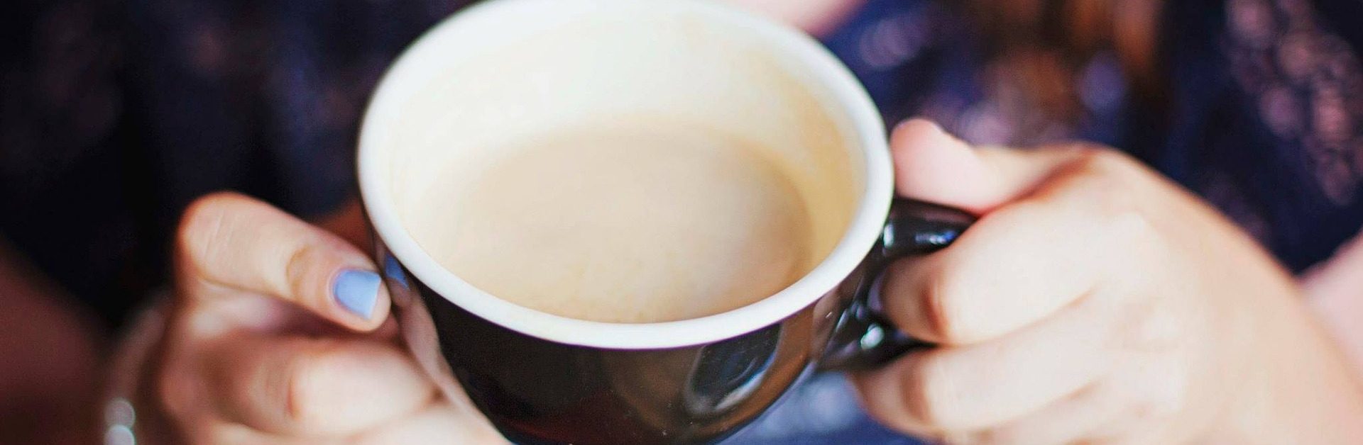 Чай с молоком: чем он полезен, а чем вреден