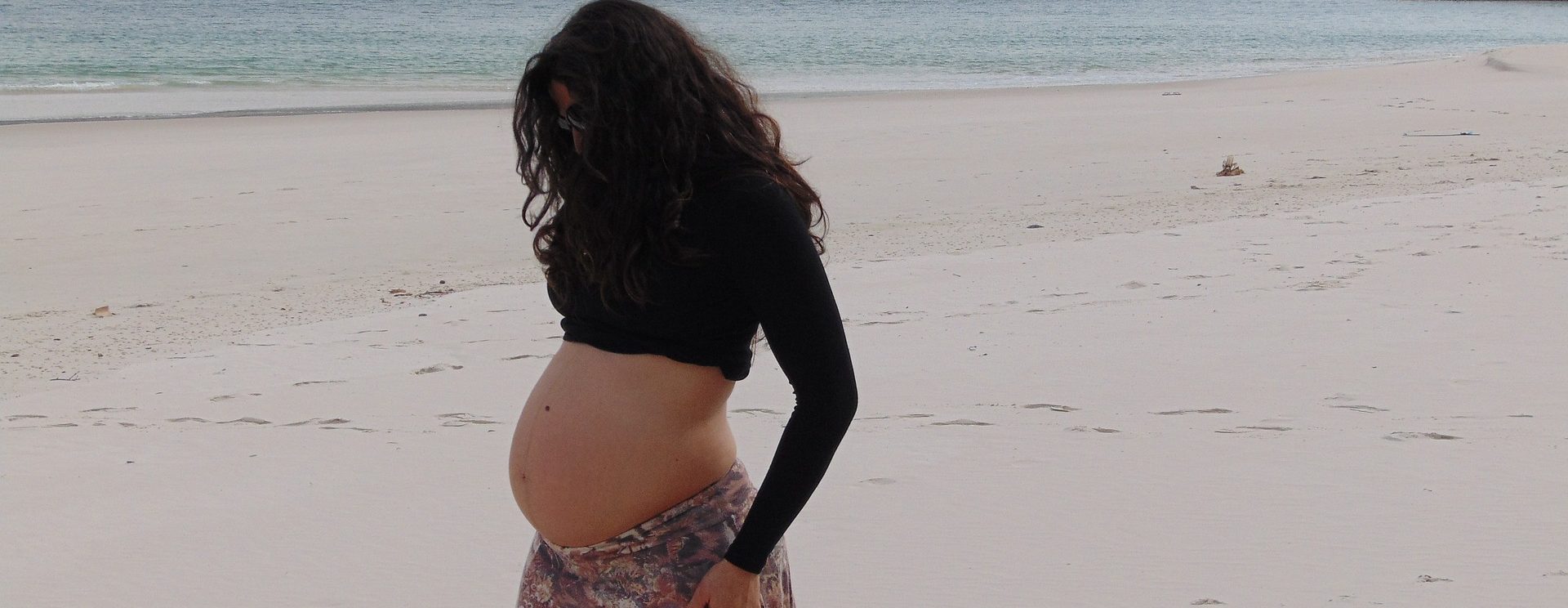 беременная женщина на пляже