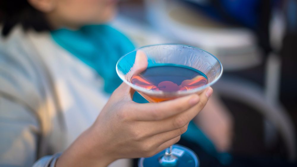 Как алкоголь вредит организму взрослого и подростка