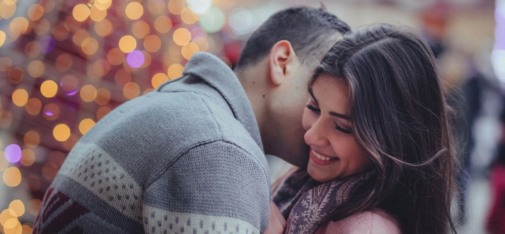 целует девушку, она улыбается