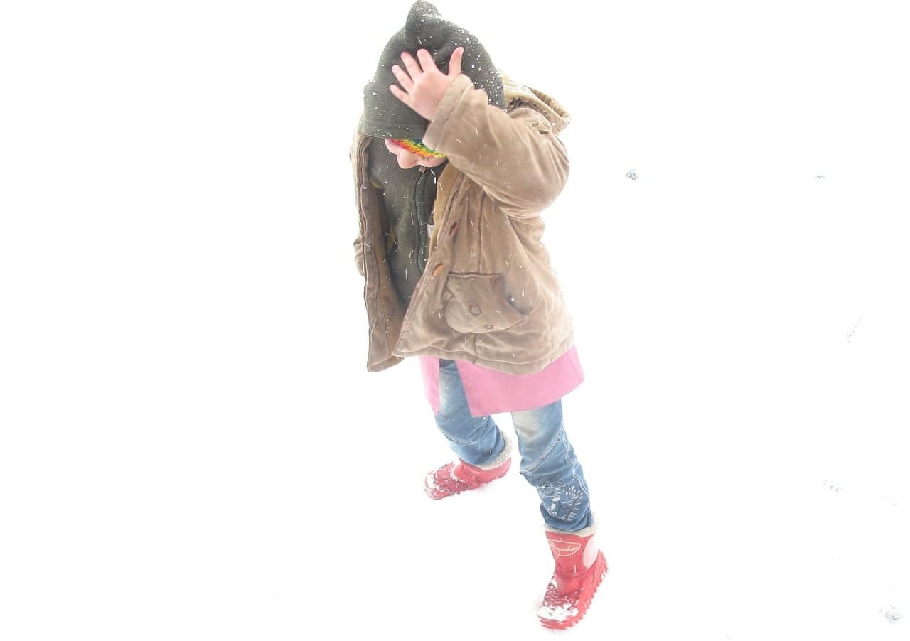 ребенок на снегу