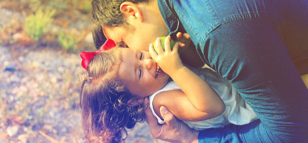 папа целует дочку