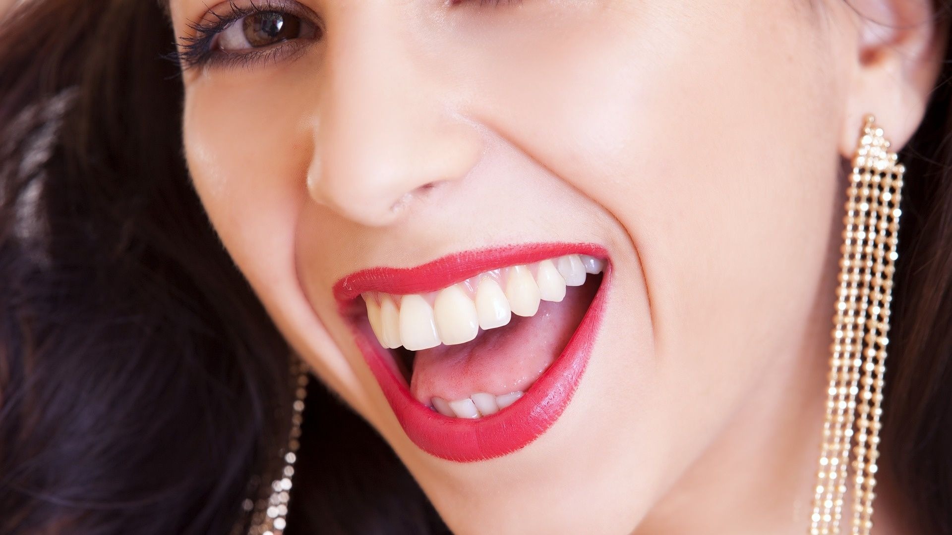 Как проводится отбеливание зубов в стоматологии: от полосок до виниров