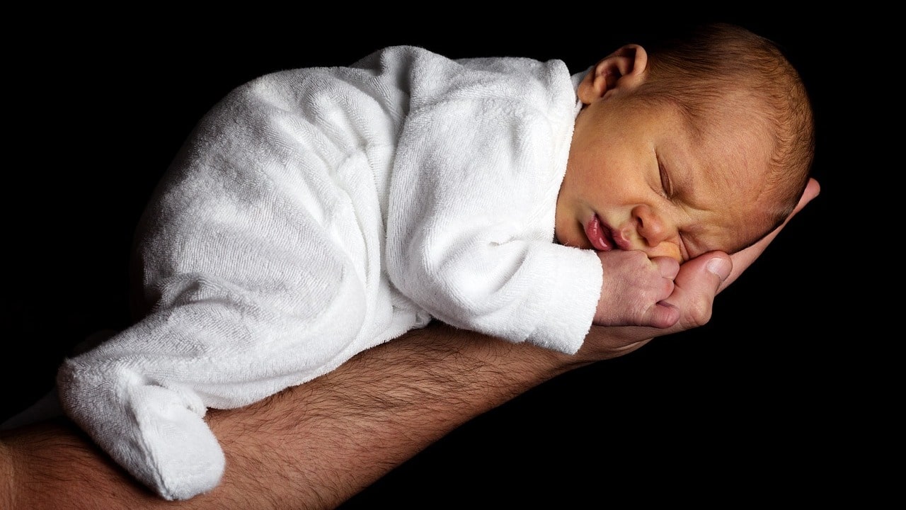 Можно ли спать на животе новорожденным