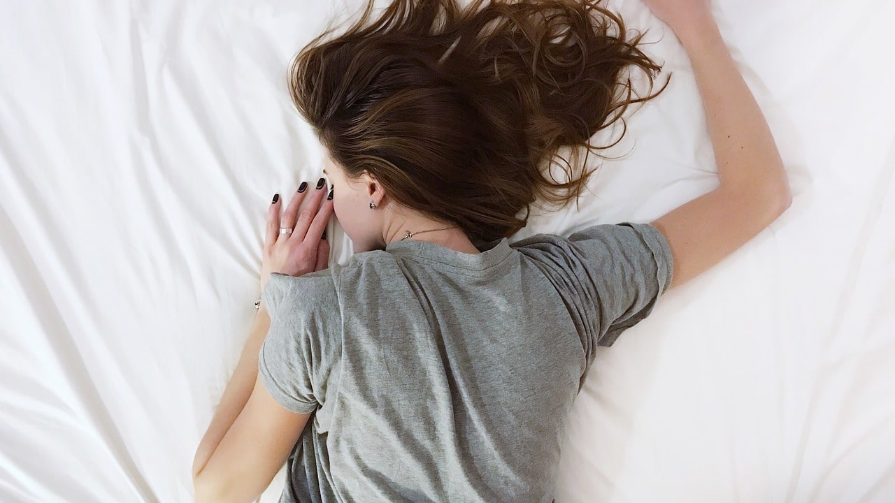 Почему нельзя спать на животе и как отучиться (4 полезные привычки)