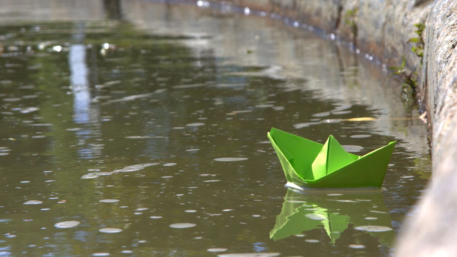 Кораблик из бумаги я по ручью пустил. Кораблик в ручейке. Бумажный кораблик. Весенние кораблики.
