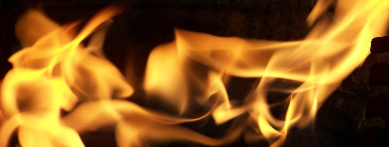 Зажжение Благодатного Огня: божественное чудо или обычный трюк?