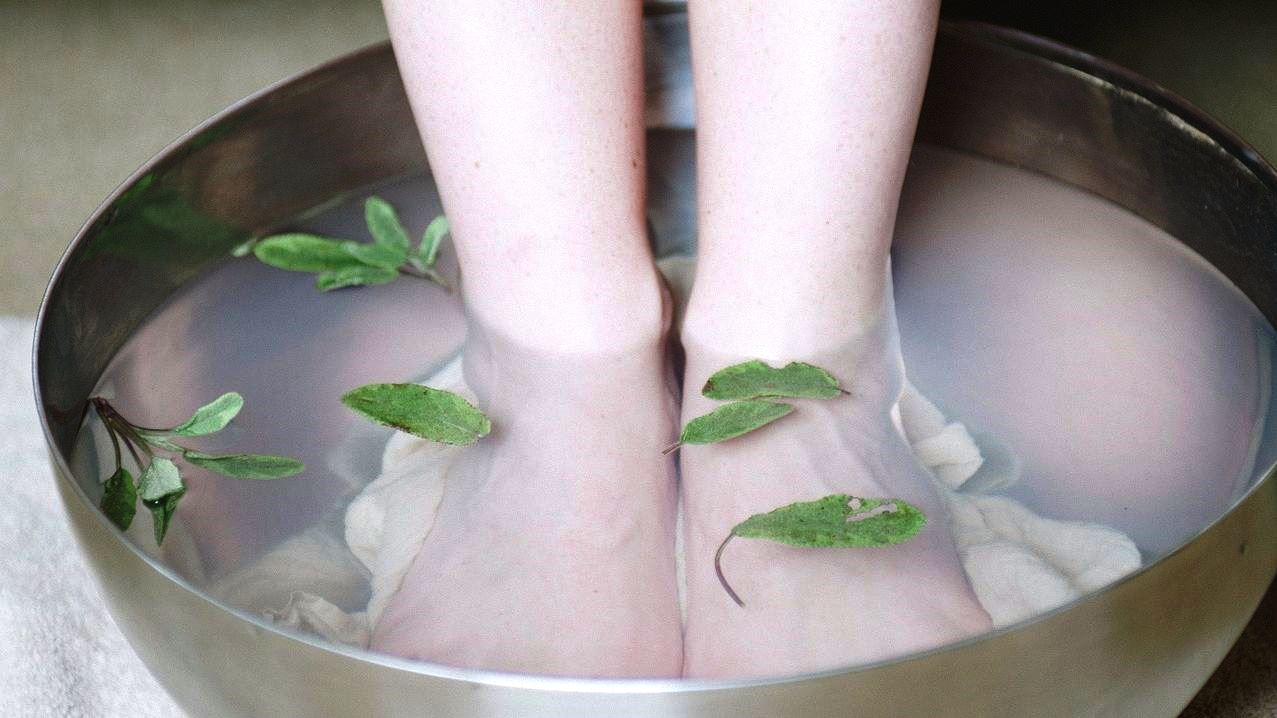 Как лечить шишки на ногах народными средствами
