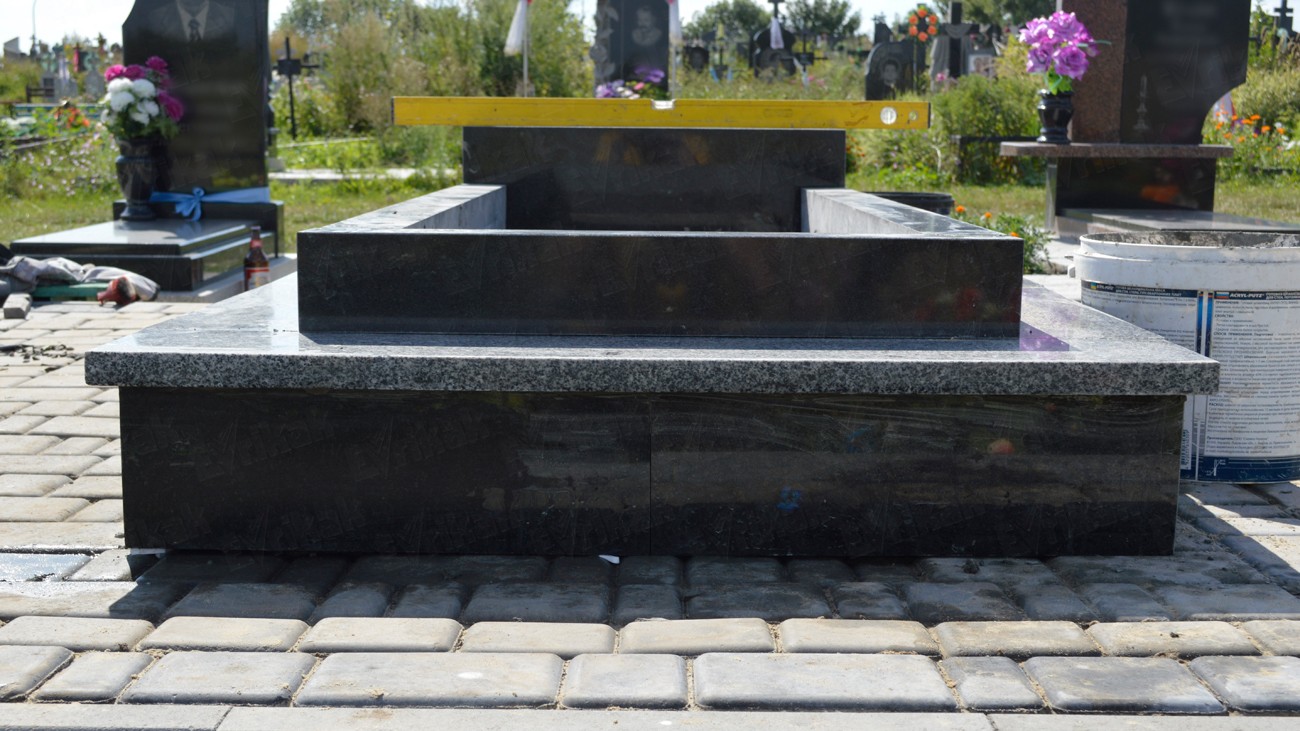 Как самостоятельно установить надгробный памятник: от фундамента – «под ключ»