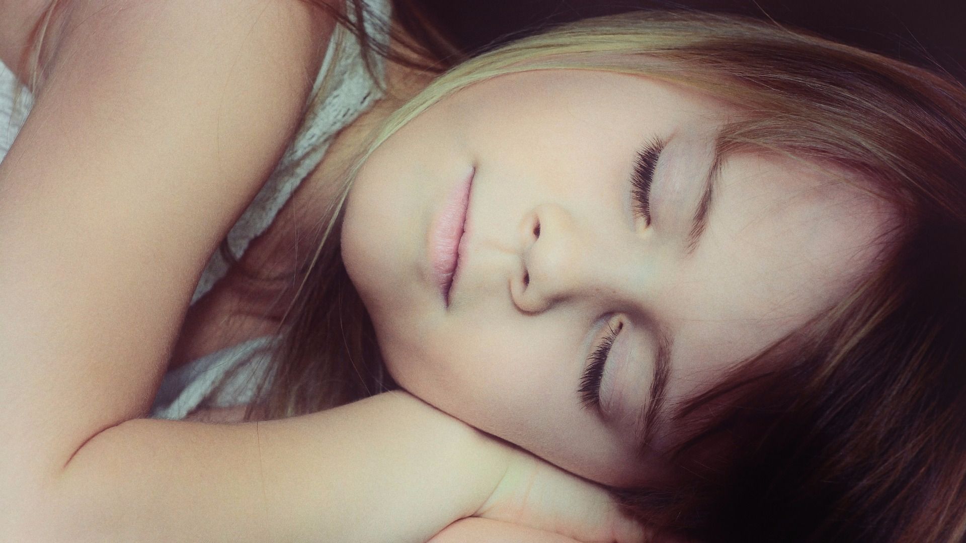 Ребенок сильно потеет когда спит: причины и что делать