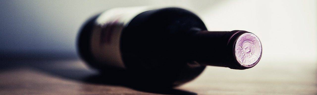 Как открыть бутылку без штопора: топ 7 способов