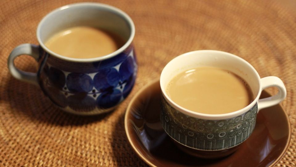 Чай с молоком: польза и вред напитка