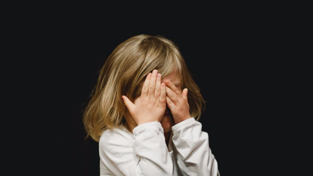 Чем коварны нервные тики у детей, и что в таком случае делать