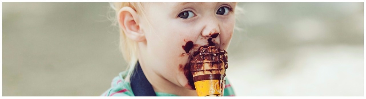 ребенок ест мороженное